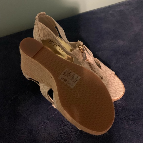 Michael Kors Wedged shoes. Never worn. Size 8 - Picture 3 of 3